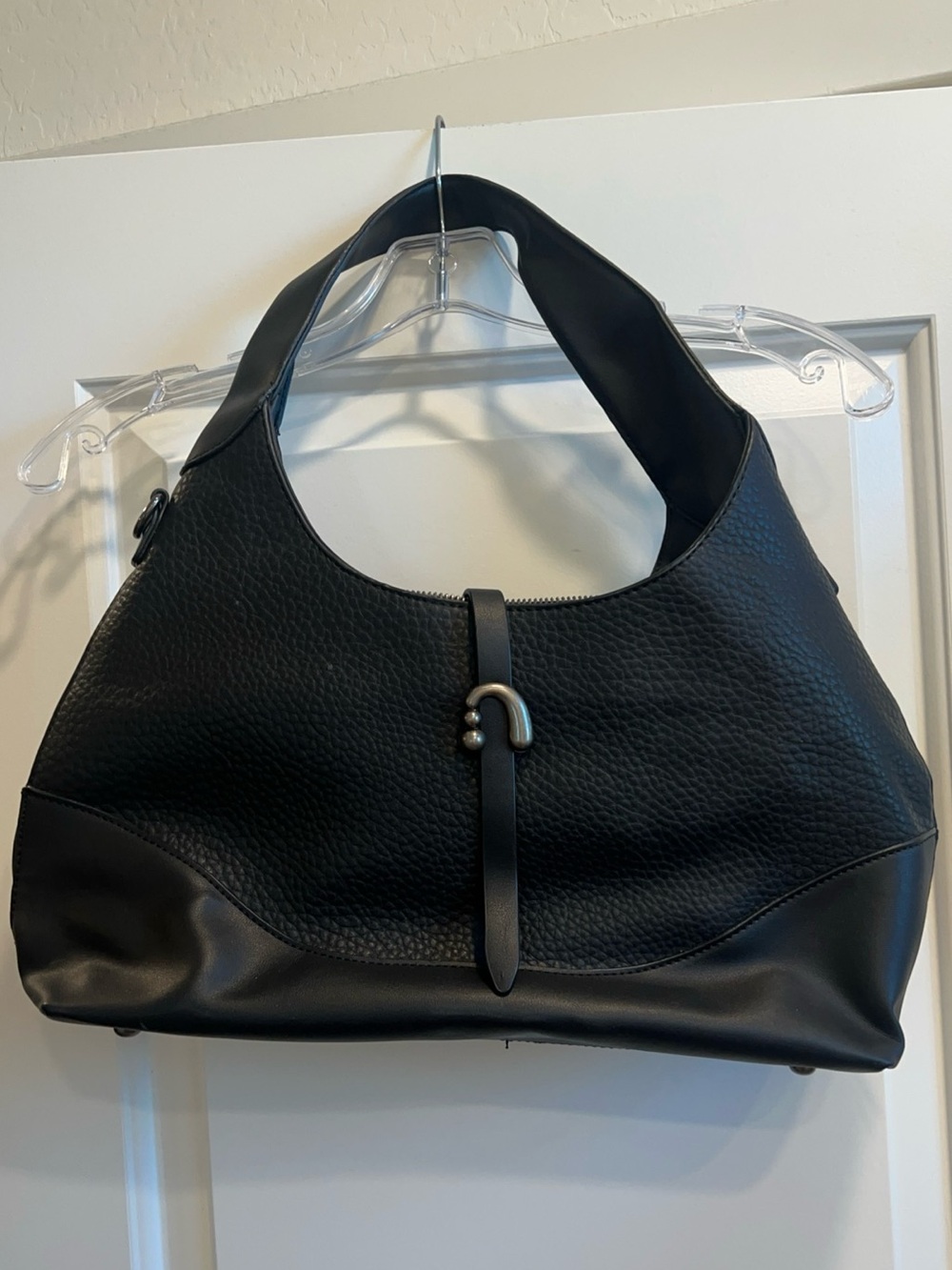 La terre Black Leather Shoulder Bag - Sleek Everyday Tote